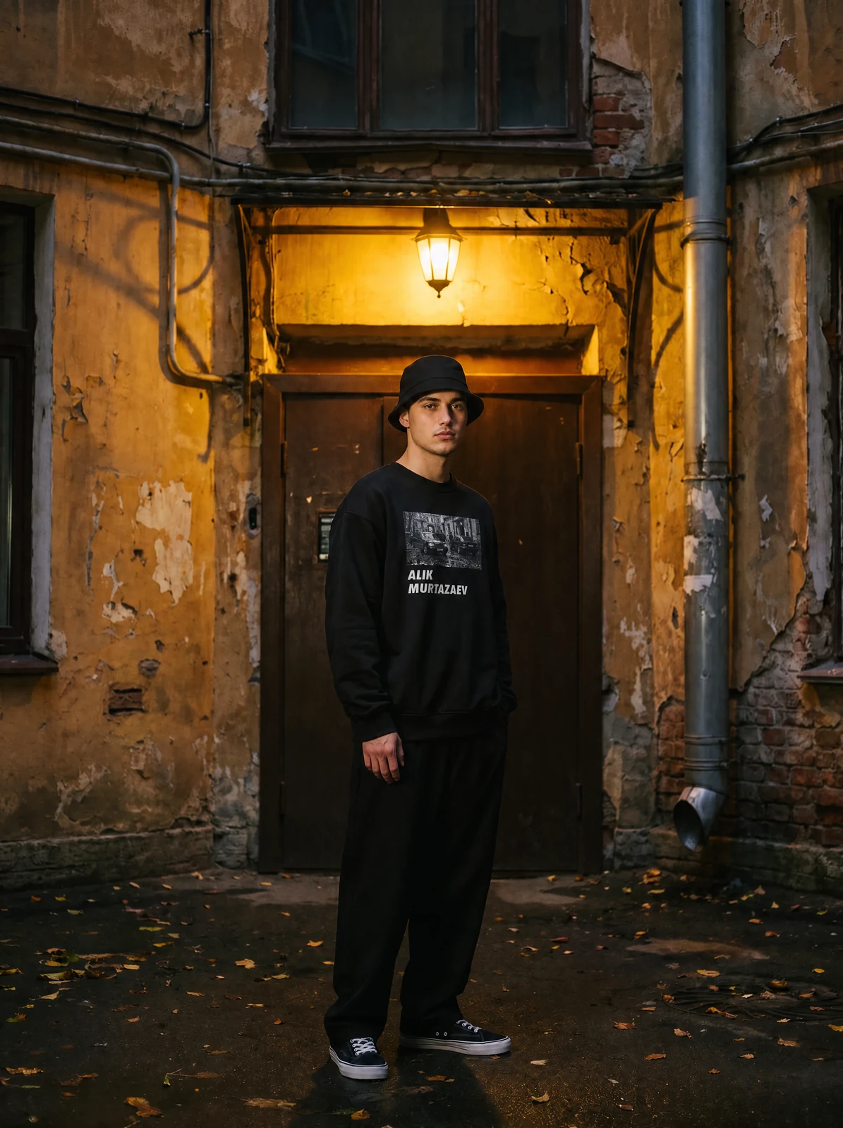 ALIK MURTAZAEV CREWNECK, во дворе