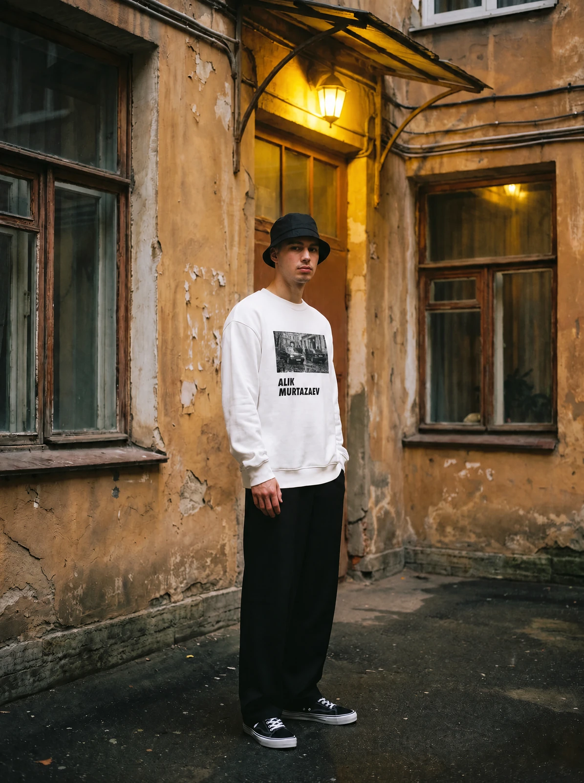ALIK MURTAZAEV CREWNECK, во дворе