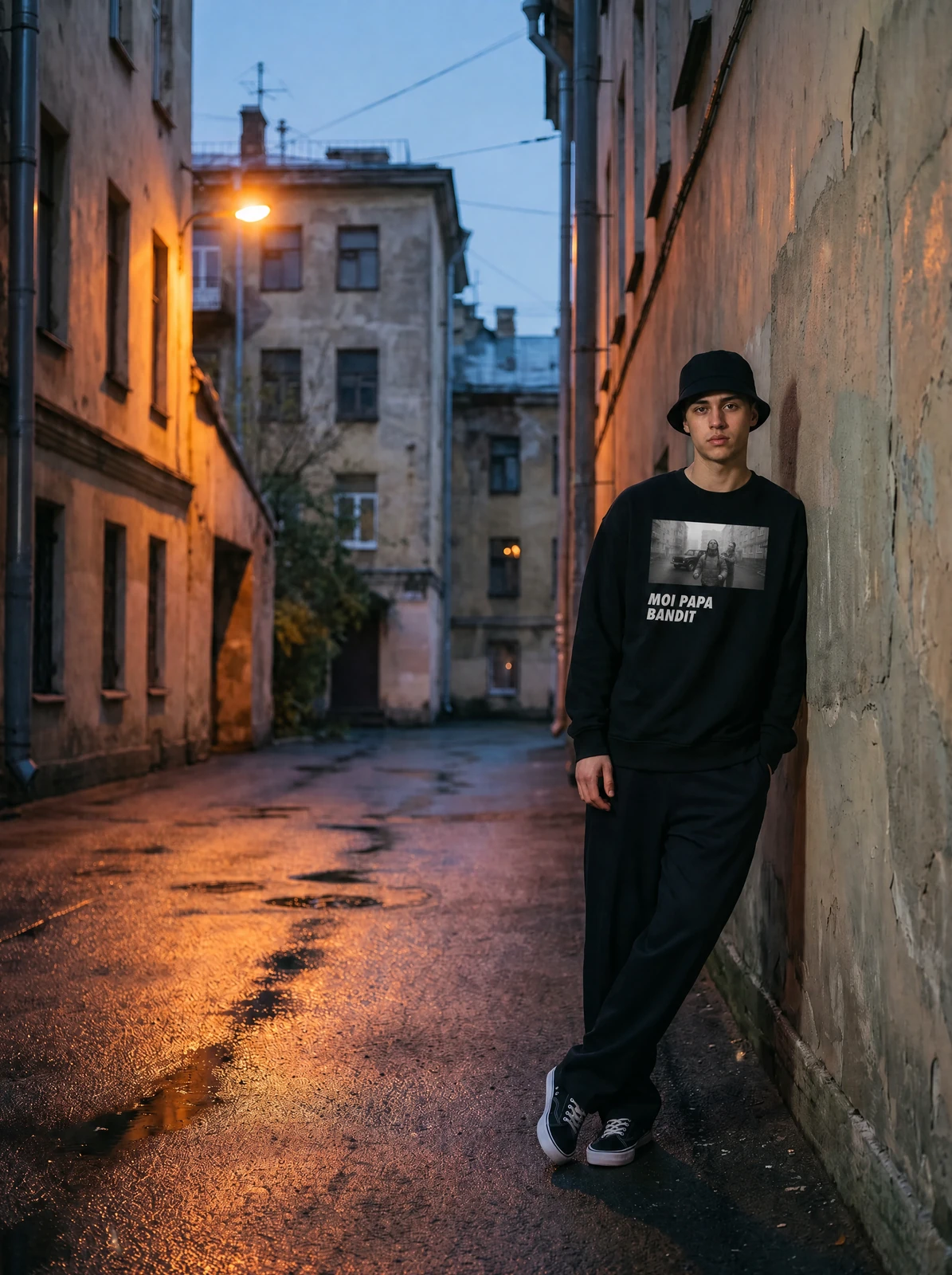 MOI PAPA BANDIT CREWNECK, во дворе
