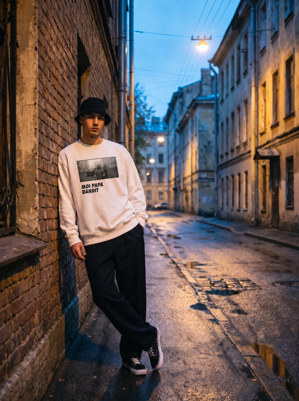 MOI PAPA BANDIT CREWNECK, во дворе