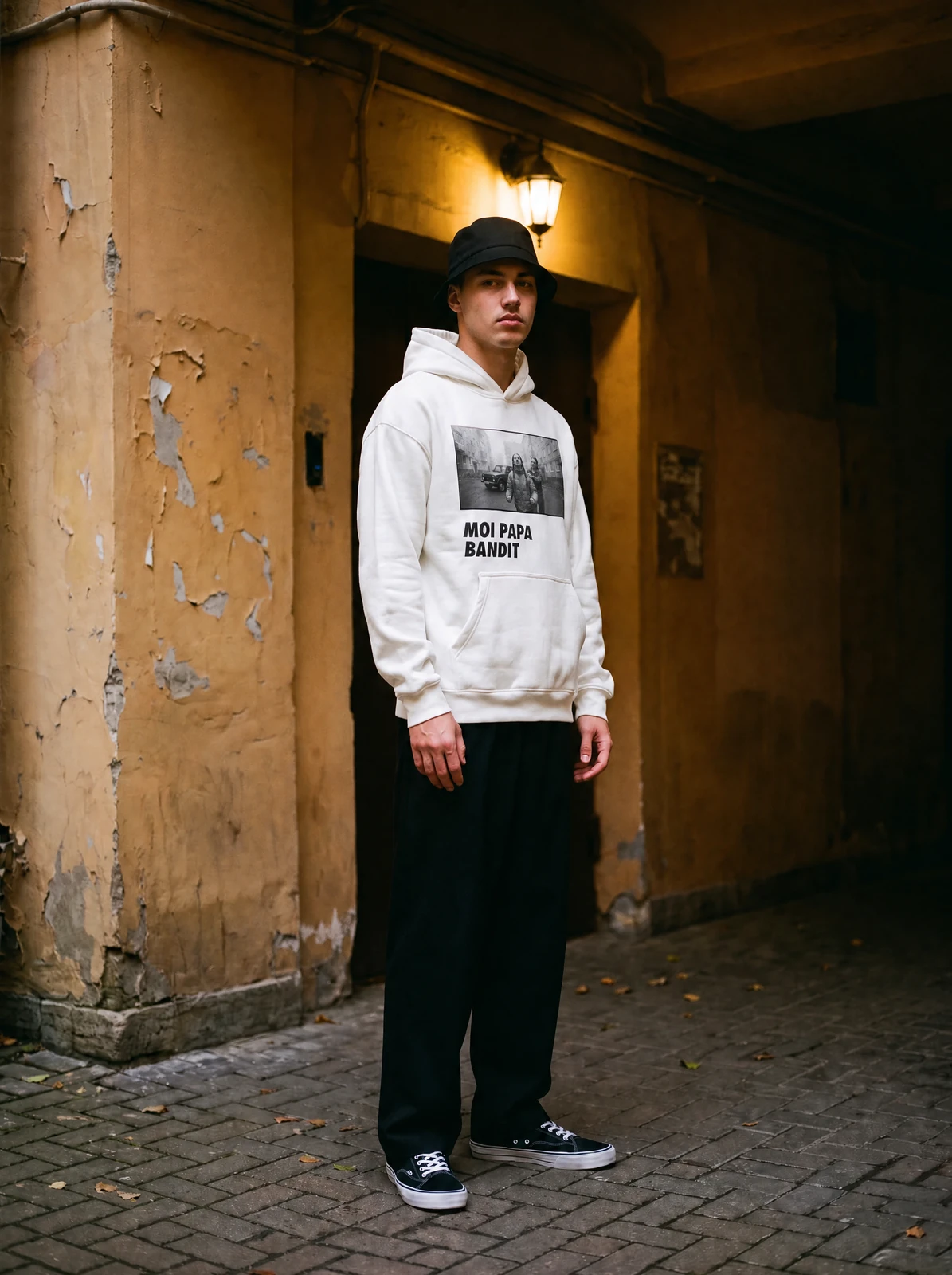 MOI PAPA BANDIT HOODIE, во дворе